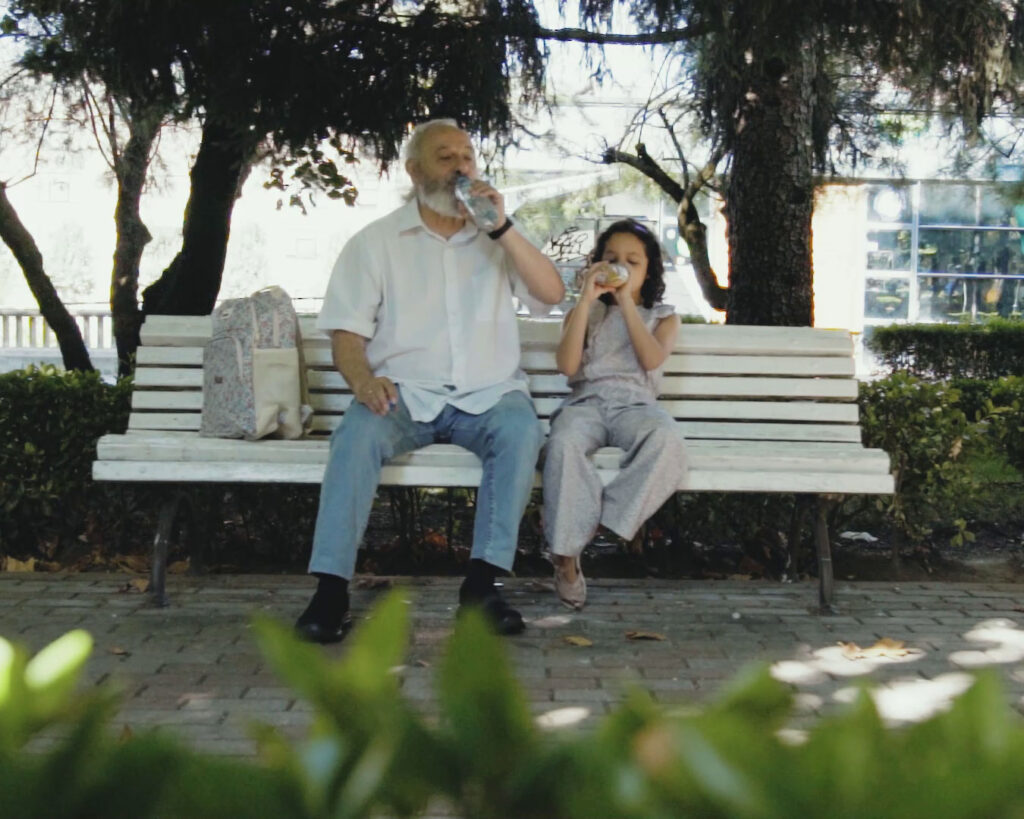 Abuelo y nieta bebiendo agua de Teleno